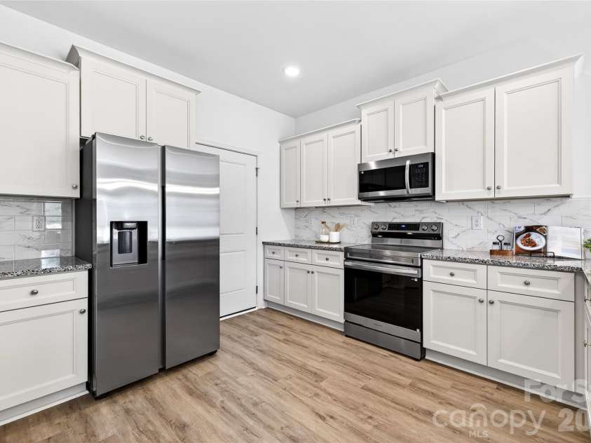539 Dawn Circle, Charlotte, NC 28213.  MLS# CAR4338636, YatesRealty ID 15415. 