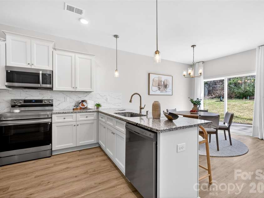 539 Dawn Circle, Charlotte, NC 28213.  MLS# CAR4338636, YatesRealty ID 15415. 