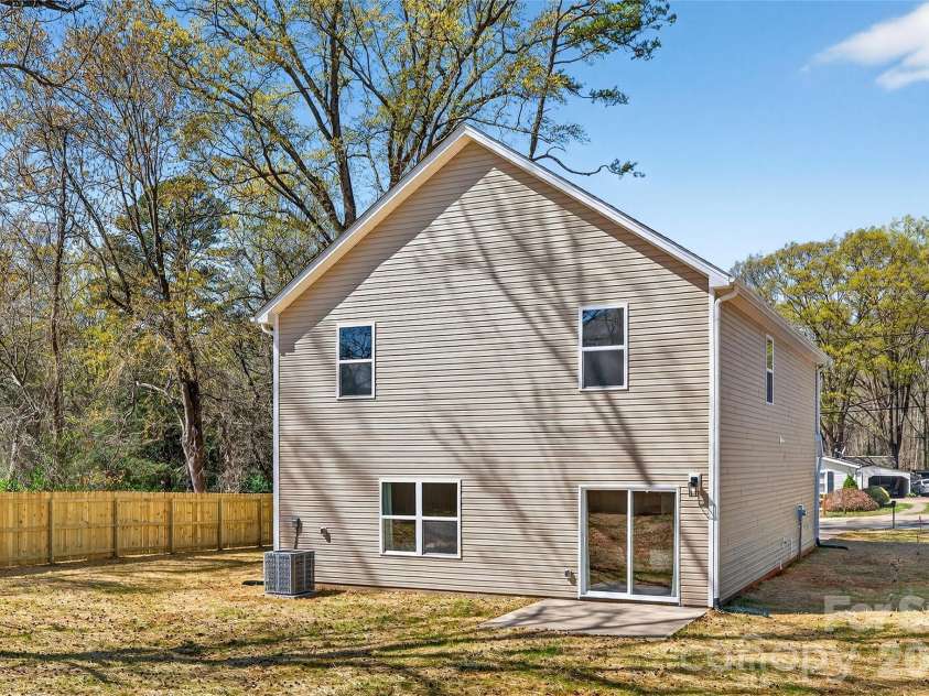 539 Dawn Circle, Charlotte, NC 28213.  MLS# CAR4338636, YatesRealty ID 15415. 
