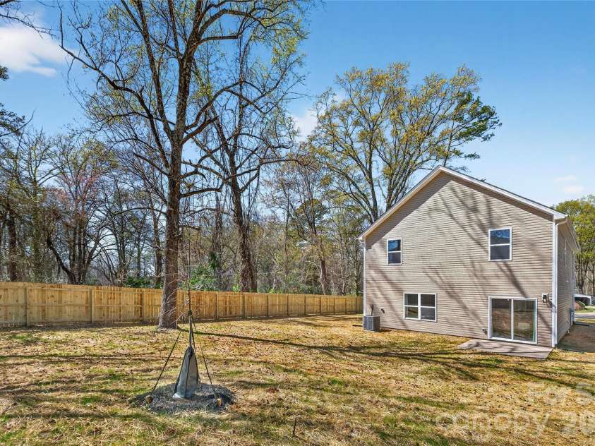 539 Dawn Circle, Charlotte, NC 28213.  MLS# CAR4338636, YatesRealty ID 15415. 