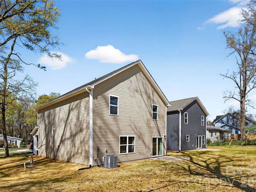 539 Dawn Circle, Charlotte, NC 28213.  MLS# CAR4338636, YatesRealty ID 15415. 