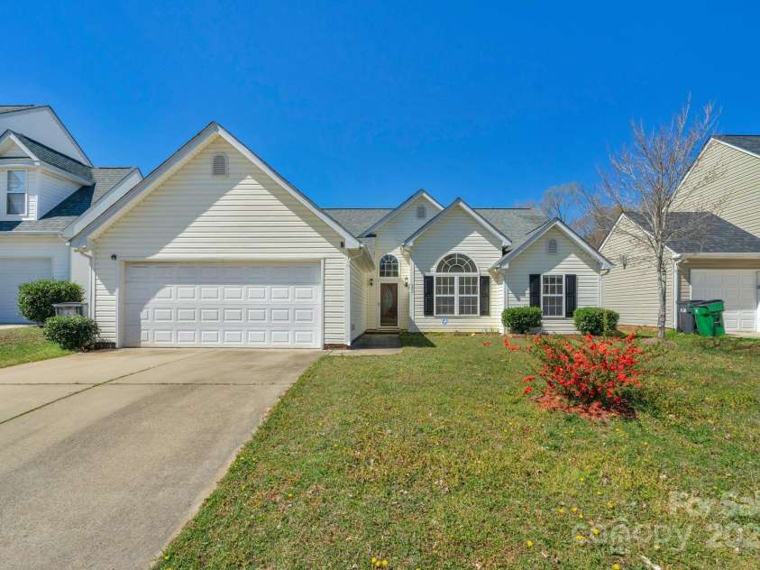 6821 Parkers Crossing Drive, Charlotte, NC 28215.  MLS# CAR4239223, YatesRealty ID 15417. 