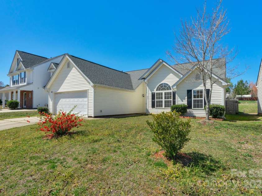 6821 Parkers Crossing Drive, Charlotte, NC 28215.  MLS# CAR4239223, YatesRealty ID 15417. 