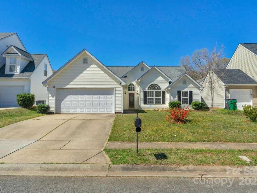 6821 Parkers Crossing Drive, Charlotte, NC 28215.  MLS# CAR4239223, YatesRealty ID 15417. 