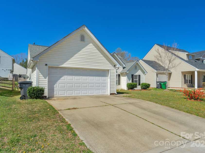 6821 Parkers Crossing Drive, Charlotte, NC 28215.  MLS# CAR4239223, YatesRealty ID 15417. 