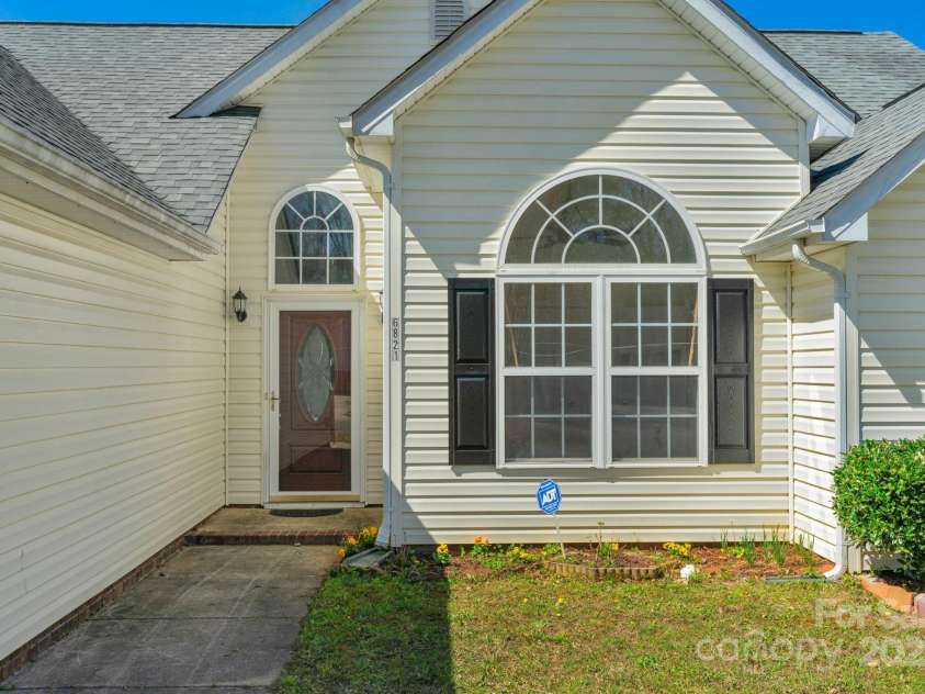 6821 Parkers Crossing Drive, Charlotte, NC 28215.  MLS# CAR4239223, YatesRealty ID 15417. 