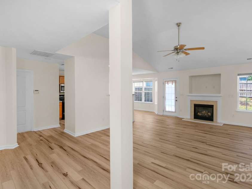 6821 Parkers Crossing Drive, Charlotte, NC 28215.  MLS# CAR4239223, YatesRealty ID 15417. 