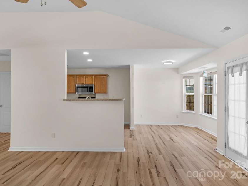6821 Parkers Crossing Drive, Charlotte, NC 28215.  MLS# CAR4239223, YatesRealty ID 15417. 