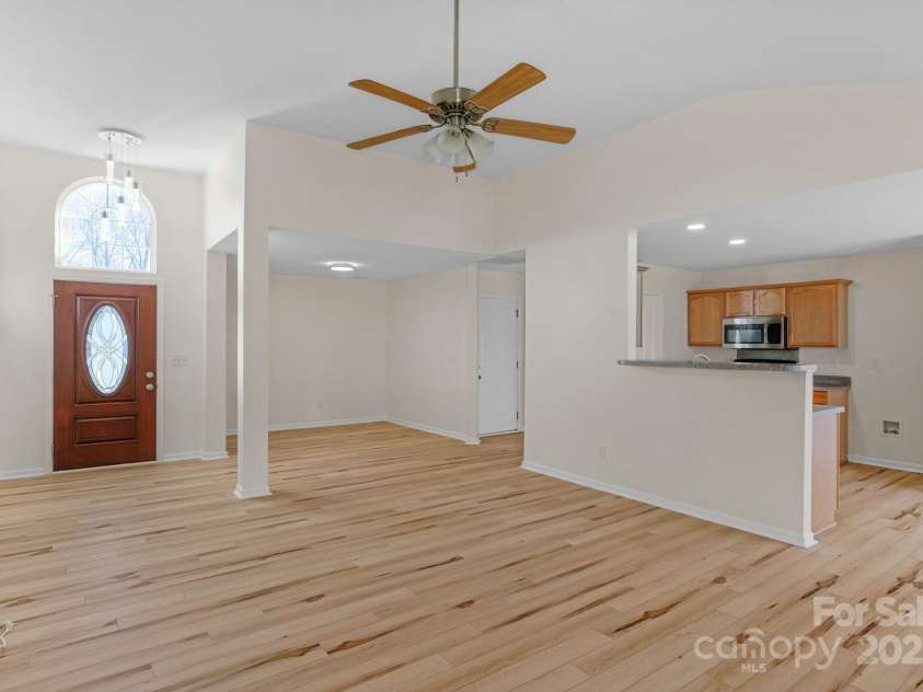 6821 Parkers Crossing Drive, Charlotte, NC 28215.  MLS# CAR4239223, YatesRealty ID 15417. 