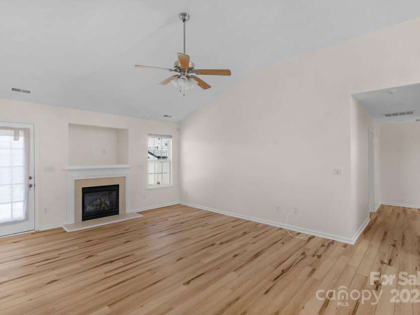6821 Parkers Crossing Drive, Charlotte, NC 28215.  MLS# CAR4239223, YatesRealty ID 15417. 