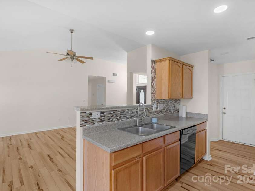 6821 Parkers Crossing Drive, Charlotte, NC 28215.  MLS# CAR4239223, YatesRealty ID 15417. 