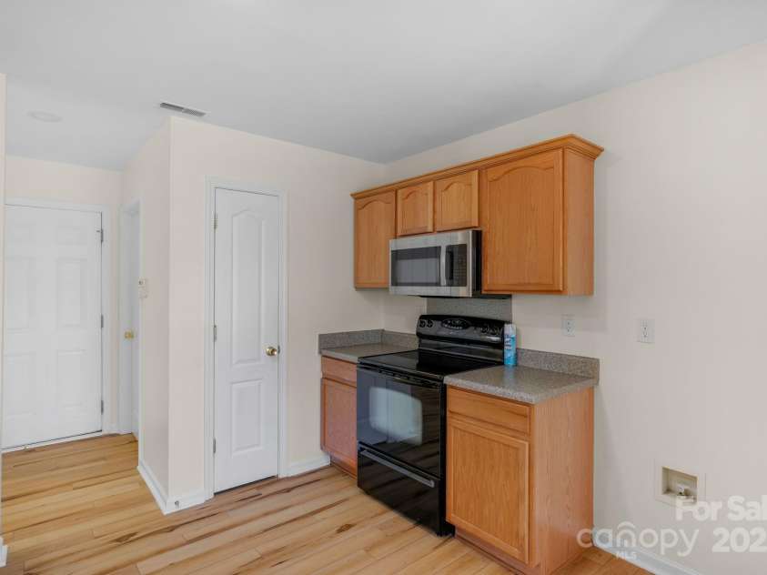 6821 Parkers Crossing Drive, Charlotte, NC 28215.  MLS# CAR4239223, YatesRealty ID 15417. 