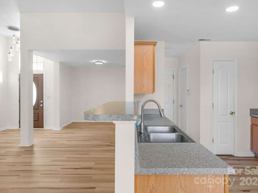 6821 Parkers Crossing Drive, Charlotte, NC 28215.  MLS# CAR4239223, YatesRealty ID 15417. 