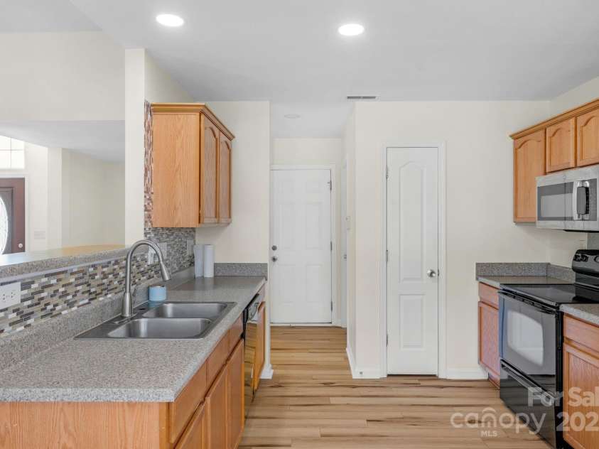 6821 Parkers Crossing Drive, Charlotte, NC 28215.  MLS# CAR4239223, YatesRealty ID 15417. 