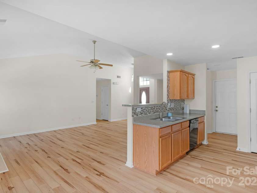 6821 Parkers Crossing Drive, Charlotte, NC 28215.  MLS# CAR4239223, YatesRealty ID 15417. 