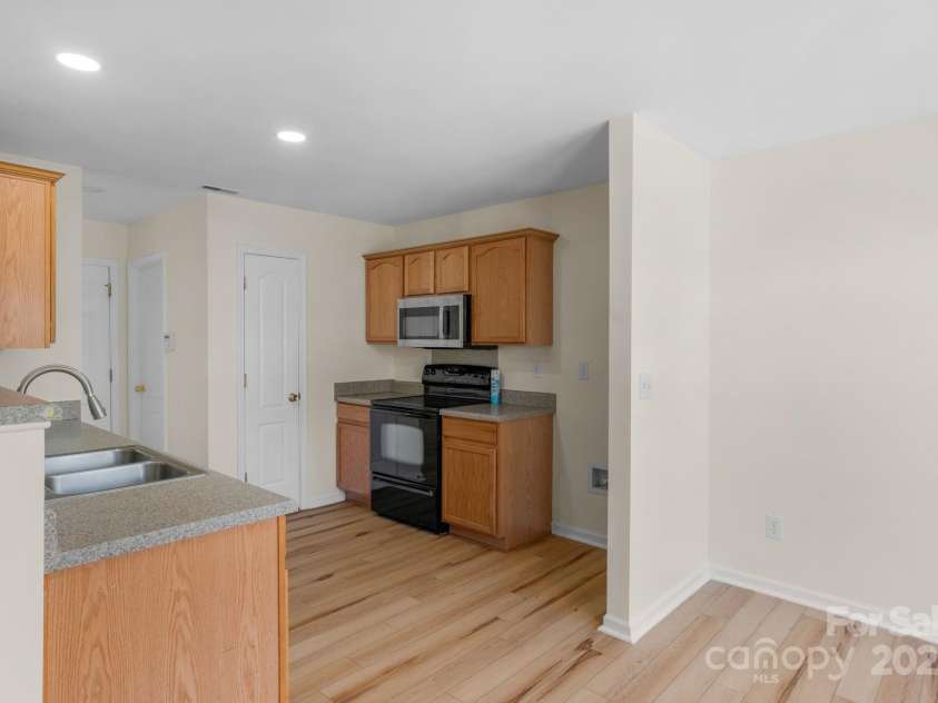 6821 Parkers Crossing Drive, Charlotte, NC 28215.  MLS# CAR4239223, YatesRealty ID 15417. 