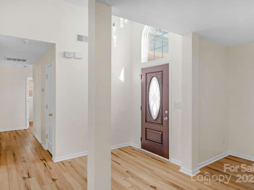 6821 Parkers Crossing Drive, Charlotte, NC 28215.  MLS# CAR4239223, YatesRealty ID 15417. 