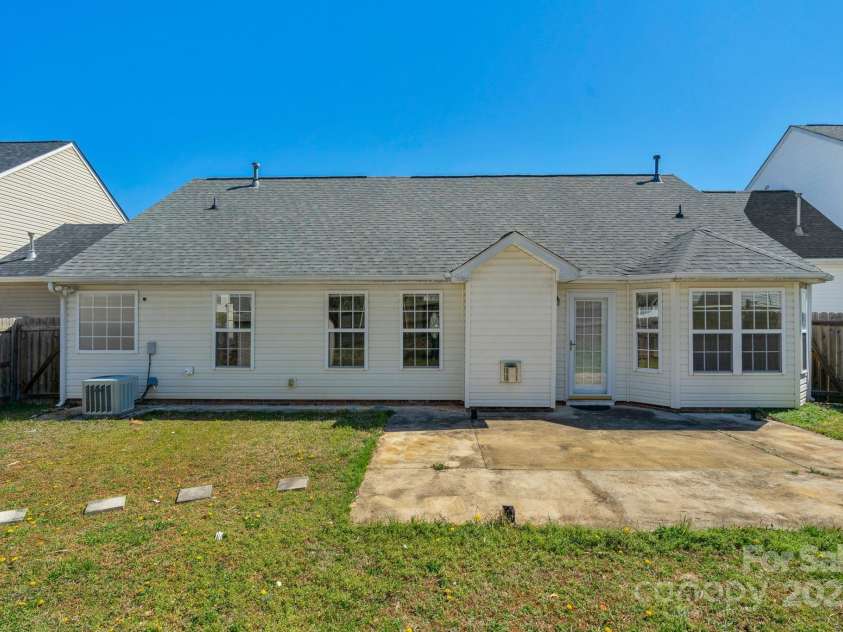 6821 Parkers Crossing Drive, Charlotte, NC 28215.  MLS# CAR4239223, YatesRealty ID 15417. 