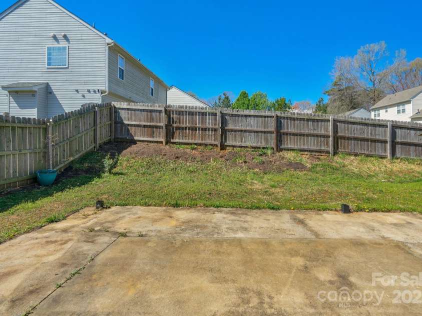 6821 Parkers Crossing Drive, Charlotte, NC 28215.  MLS# CAR4239223, YatesRealty ID 15417. 