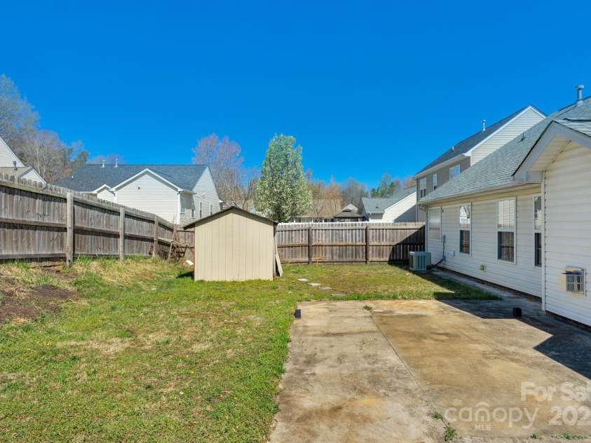 6821 Parkers Crossing Drive, Charlotte, NC 28215.  MLS# CAR4239223, YatesRealty ID 15417. 