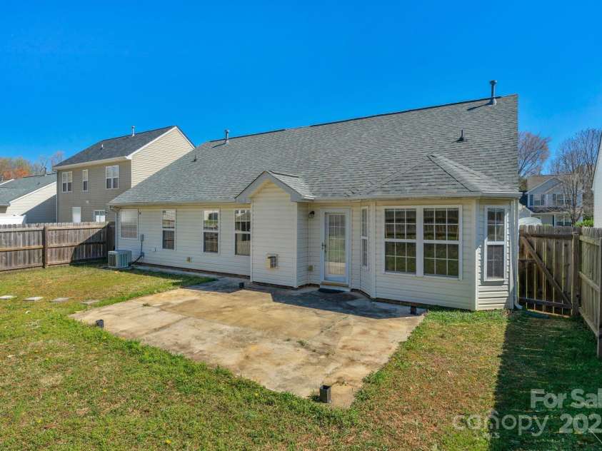 6821 Parkers Crossing Drive, Charlotte, NC 28215.  MLS# CAR4239223, YatesRealty ID 15417. 