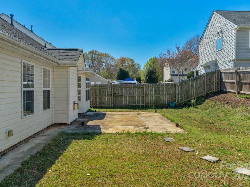 6821 Parkers Crossing Drive, Charlotte, NC 28215.  MLS# CAR4239223, YatesRealty ID 15417. 