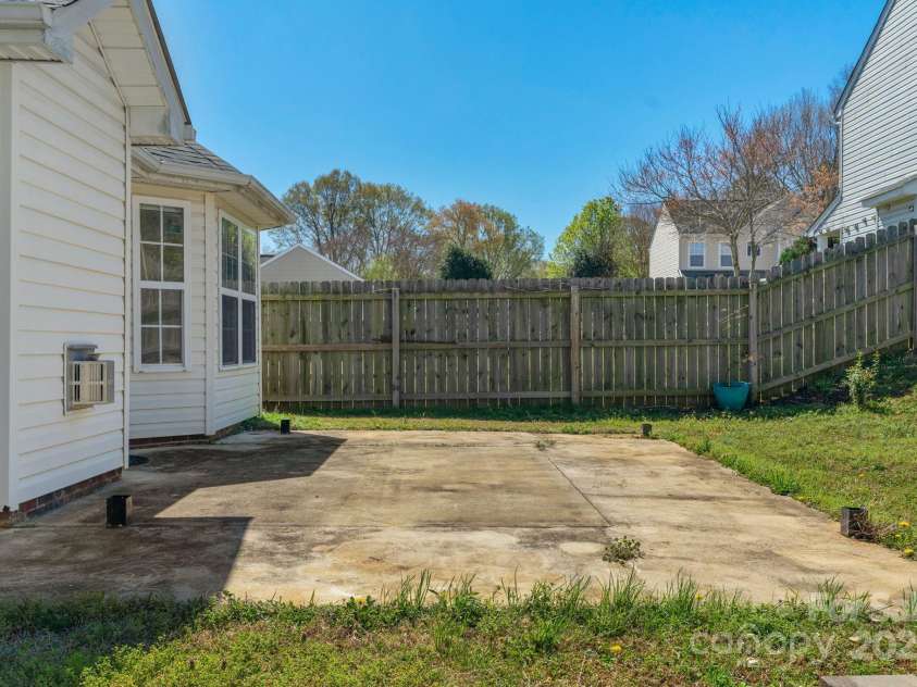 6821 Parkers Crossing Drive, Charlotte, NC 28215.  MLS# CAR4239223, YatesRealty ID 15417. 