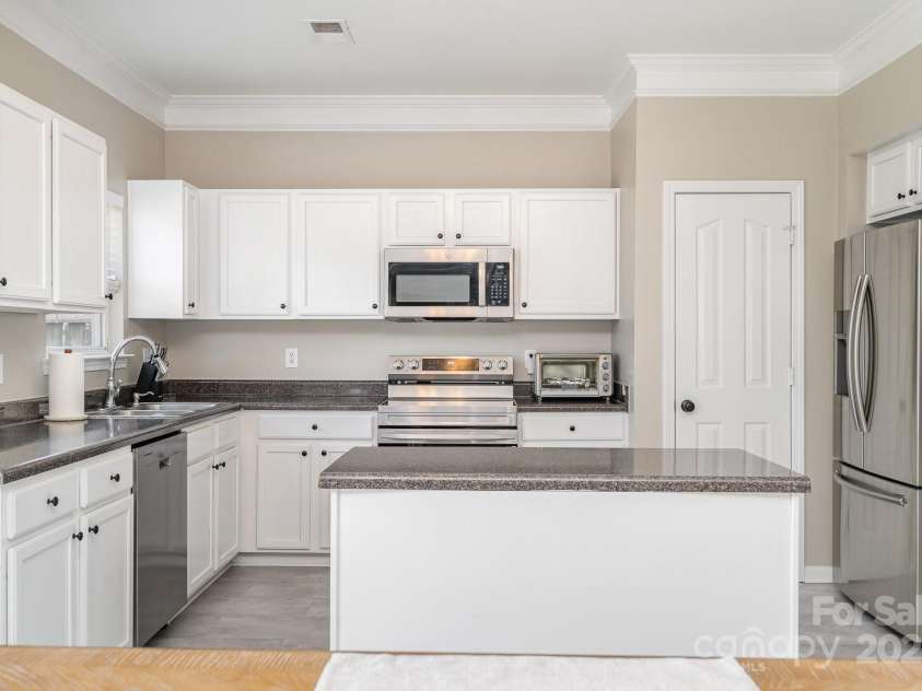 4711 Sunburst Lane, Charlotte, NC 28213.  MLS# CAR4255834, YatesRealty ID 15418. 