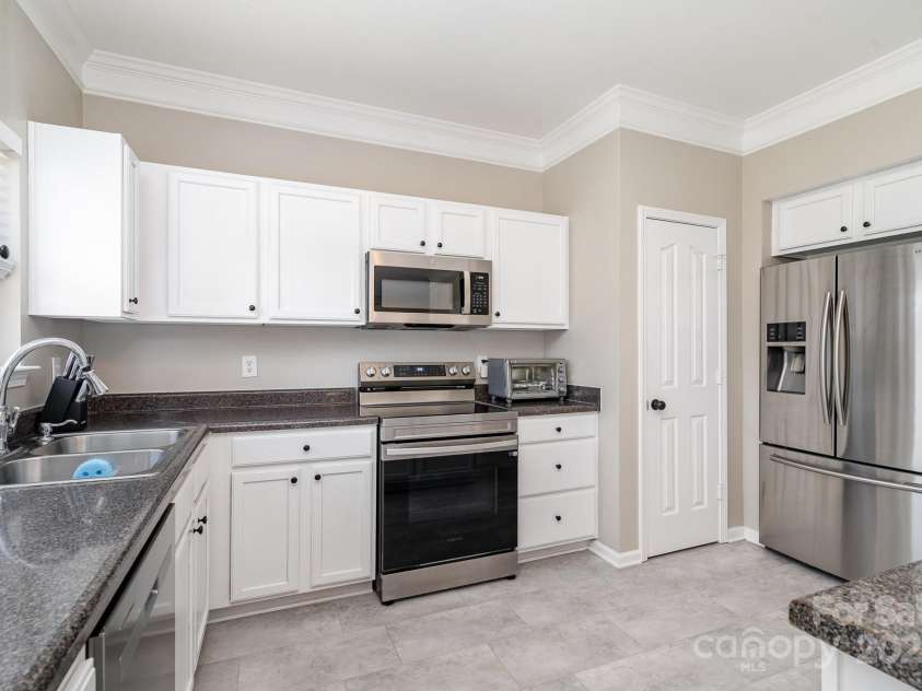 4711 Sunburst Lane, Charlotte, NC 28213.  MLS# CAR4255834, YatesRealty ID 15418. 