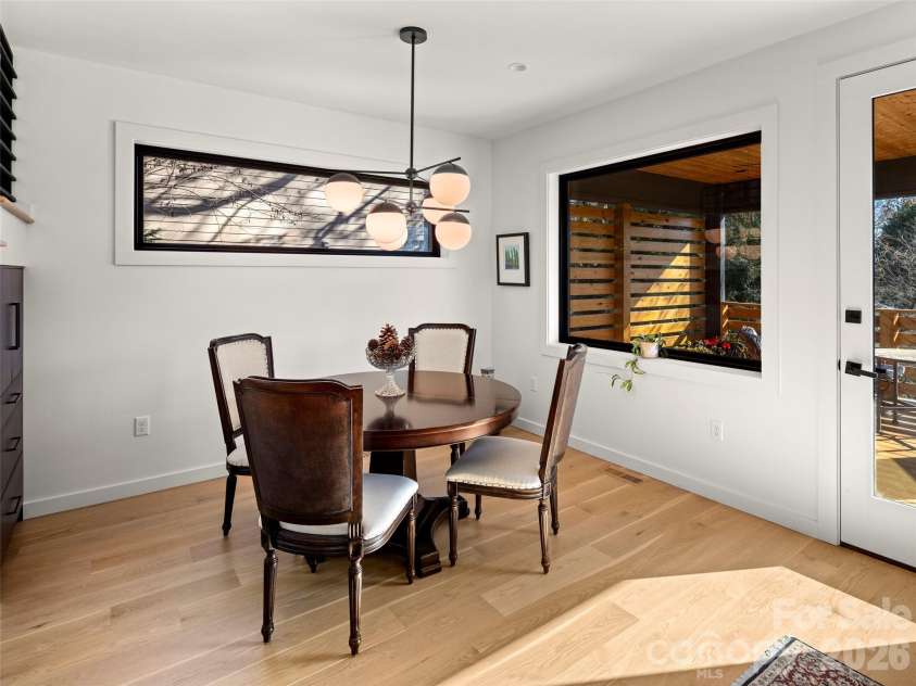60 Harvard Place, Asheville, NC 28806.  MLS# CAR4403938, YatesRealty ID 15418. Dining area