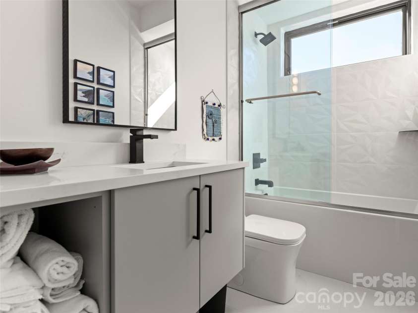 60 Harvard Place, Asheville, NC 28806.  MLS# CAR4403938, YatesRealty ID 15418. Guest Bath