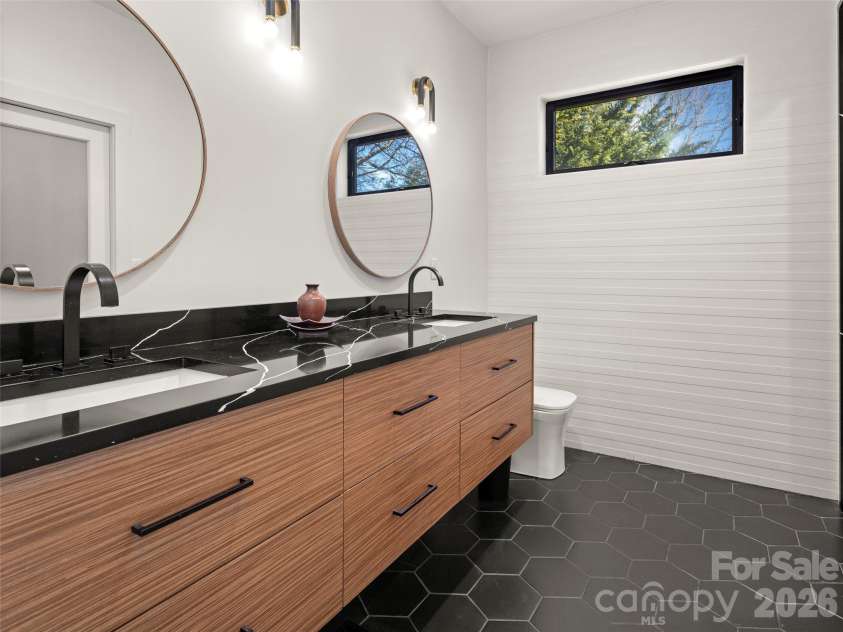 60 Harvard Place, Asheville, NC 28806.  MLS# CAR4403938, YatesRealty ID 15418. Primary Bath