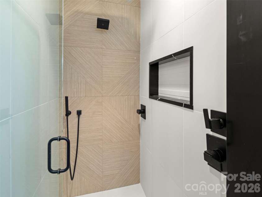 60 Harvard Place, Asheville, NC 28806.  MLS# CAR4403938, YatesRealty ID 15418. Primary Bath