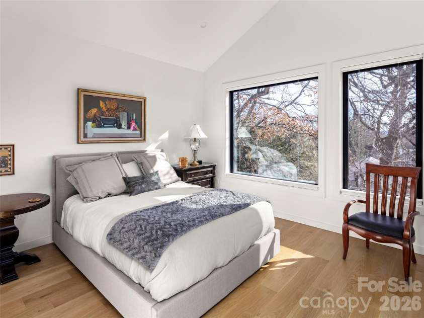 60 Harvard Place, Asheville, NC 28806.  MLS# CAR4403938, YatesRealty ID 15418. Primary Bedroom