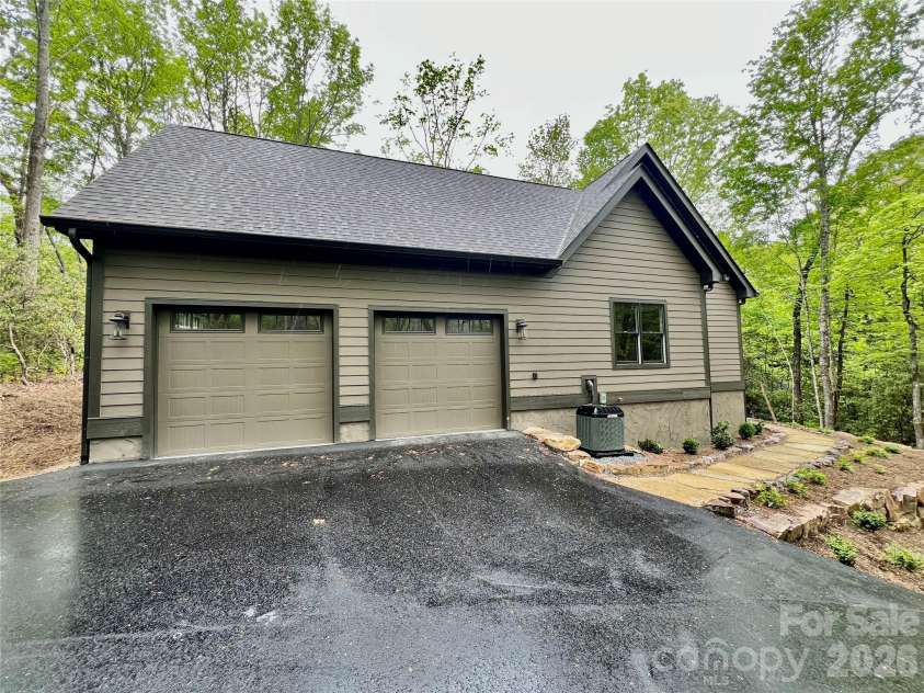 435 Soquili Drive, Brevard, NC 28712.  MLS# CAR4255595, YatesRealty ID 1542. Big Attached Garage