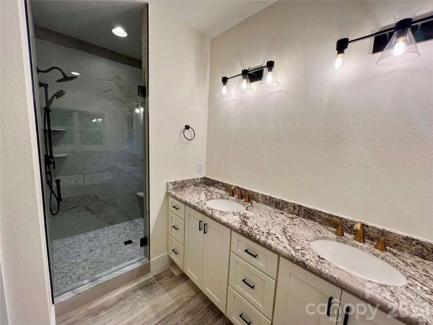 435 Soquili Drive, Brevard, NC 28712.  MLS# CAR4255595, YatesRealty ID 1542. Double Vanity