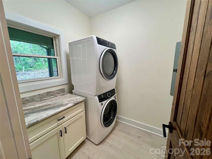 435 Soquili Drive, Brevard, NC 28712.  MLS# CAR4255595, YatesRealty ID 1542. Laundry Room