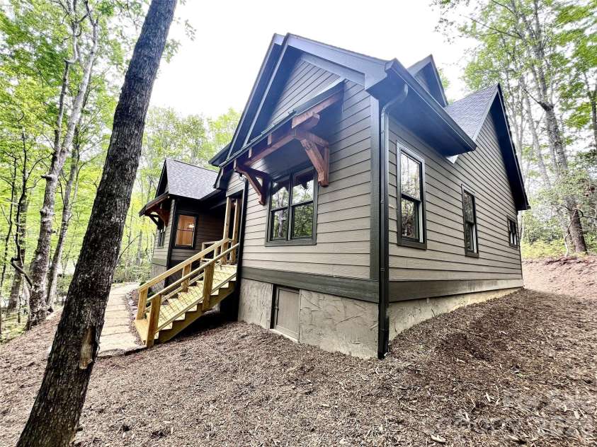 435 Soquili Drive, Brevard, NC 28712.  MLS# CAR4255595, YatesRealty ID 1542. Low Maintenance 1 Level Home