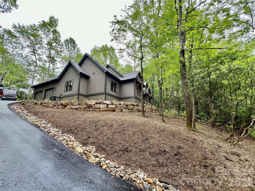 435 Soquili Drive, Brevard, NC 28712.  MLS# CAR4255595, YatesRealty ID 1542. Peaceful Setting