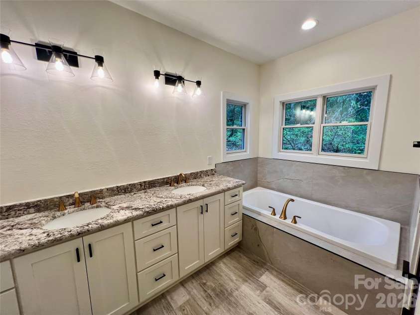 435 Soquili Drive, Brevard, NC 28712.  MLS# CAR4255595, YatesRealty ID 1542. Primary Bath