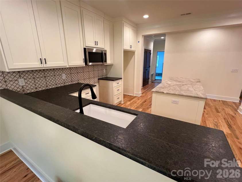 435 Soquili Drive, Brevard, NC 28712.  MLS# CAR4255595, YatesRealty ID 1542. Spacious Kitchen