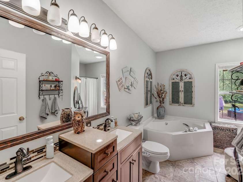 592 Woodcrest Drive, Gastonia, NC 28052.  MLS# CAR4259906, YatesRealty ID 15420. 