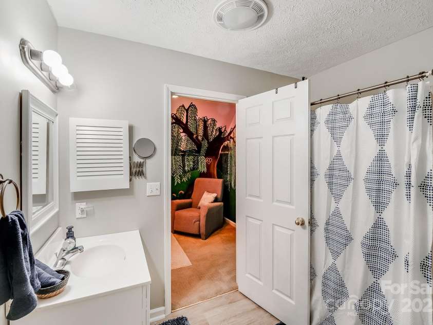 592 Woodcrest Drive, Gastonia, NC 28052.  MLS# CAR4259906, YatesRealty ID 15420. 