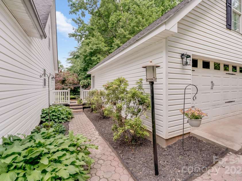 592 Woodcrest Drive, Gastonia, NC 28052.  MLS# CAR4259906, YatesRealty ID 15420. 