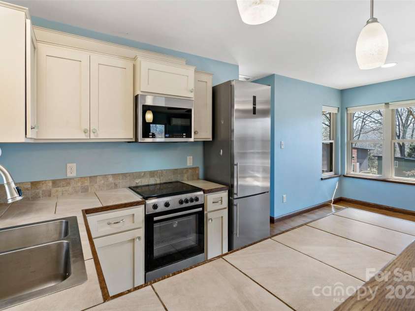 10 Wellspring Lane, Asheville, NC 28806.  MLS# CAR4224636, YatesRealty ID 15421. 