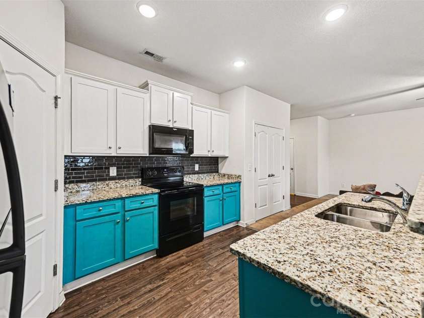 3120 Ellingford Road, Charlotte, NC 28214.  MLS# CAR4345771, YatesRealty ID 15421. 