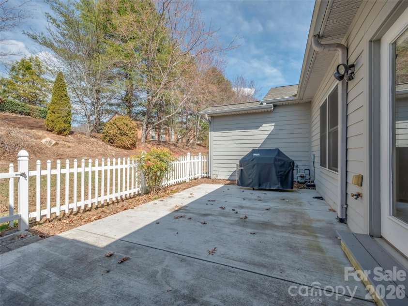 21 Holiday Drive, Arden, NC 28704.  MLS# CAR4343989, YatesRealty ID 15423. 