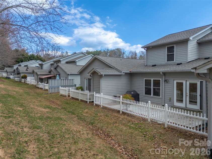 21 Holiday Drive, Arden, NC 28704.  MLS# CAR4343989, YatesRealty ID 15423. 