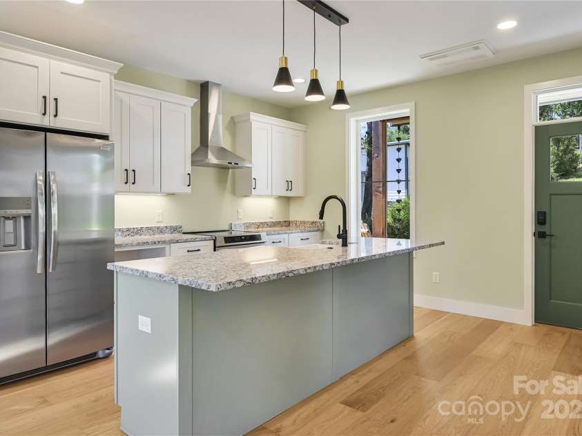 338 Emma Road, Asheville, NC 28806.  MLS# CAR4251903, YatesRealty ID 15424. 