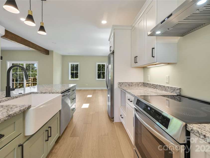 338 Emma Road, Asheville, NC 28806.  MLS# CAR4251903, YatesRealty ID 15424. 